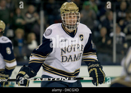 21. Oktober 2011 - South Bend, Indiana, USA - Notre Dame Verteidiger Sean Lorenz (#24) im ersten Zeitraum Aktion des NCAA-Eishockey-Spiel zwischen Notre Dame und Rensselaer Polytechnic Institute (RPI).  Die Notre Dame Fighting Irish besiegt Rensselaer Polytechnic Institute (RPI) Ingenieure 5-2 im Spiel in der Compton Familie Ice Arena in South Bend, Indiana. (Kredit-Bild: © John Mersits/Southcre Stockfoto