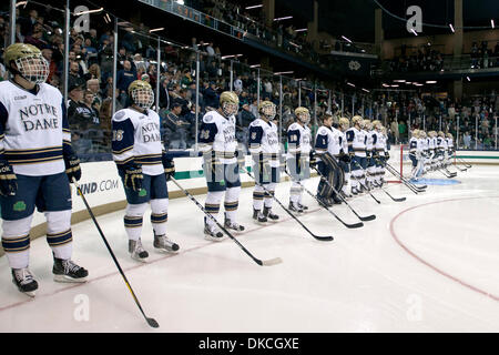 21. Oktober 2011 - South Bend, Indiana, USA - Notre-Dame-Spieler Line-up vor NCAA-Eishockey-Spiel zwischen Notre Dame und Rensselaer Polytechnic Institute (RPI).  Die Notre Dame Fighting Irish besiegt Rensselaer Polytechnic Institute (RPI) Ingenieure 5-2 im Spiel in der Compton Familie Ice Arena in South Bend, Indiana. (Kredit-Bild: © John Mersits/Southcreek/ZUMAPRESS.com) Stockfoto