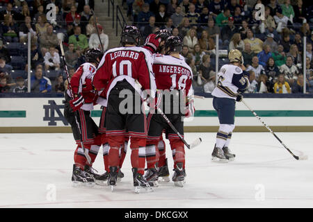 21. Oktober 2011 - South Bend, Indiana, USA - RPI Spieler feiern Ziel im ersten Zeitraum Aktion des NCAA-Eishockey-Spiel zwischen Notre Dame und Rensselaer Polytechnic Institute (RPI).  Die Notre Dame Fighting Irish besiegt Rensselaer Polytechnic Institute (RPI) Ingenieure 5-2 im Spiel in der Compton Familie Ice Arena in South Bend, Indiana. (Kredit-Bild: © John Mersits/Southcreek/ZUMAPRESS. Stockfoto