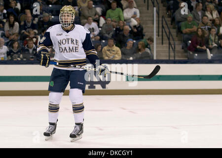 21. Oktober 2011 - South Bend, Indiana, USA - Notre Dame Verteidiger Robbie Russo (#5) im ersten Zeitraum Aktion des NCAA-Eishockey-Spiel zwischen Notre Dame und Rensselaer Polytechnic Institute (RPI).  Die Notre Dame Fighting Irish besiegt Rensselaer Polytechnic Institute (RPI) Ingenieure 5-2 im Spiel in der Compton Familie Ice Arena in South Bend, Indiana. (Kredit-Bild: © John Mersits/Southcre Stockfoto