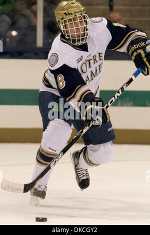 21. Oktober 2011 - übergibt South Bend, Indiana, USA - Notre Dame Verteidiger Sam Calabrese (#8) den Puck im ersten Zeitraum Aktion NCAA Hockey-Spiel zwischen Notre Dame und Rensselaer Polytechnic Institute (RPI).  Die Notre Dame Fighting Irish besiegt Rensselaer Polytechnic Institute (RPI) Ingenieure 5-2 im Spiel in der Compton Familie Ice Arena in South Bend, Indiana. (Kredit-Bild: © John Stockfoto