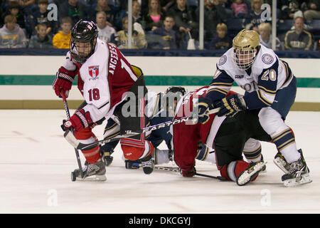 21. Oktober 2011 - South Bend, Indiana, USA - RPI vorwärts Alex Angers-Goulet (#18) Schlittschuhe mit dem Puck als Notre Dame rechten Flügel checkt dritte Periode Aktion des NCAA-Eishockey-Spiel zwischen Notre Dame und Rensselaer Polytechnic Institute (RPI) Kevin Nugent (#20) zurück.  Die Notre Dame Fighting Irish besiegt Rensselaer Polytechnic Institute (RPI) Ingenieure 5-2 im Spiel bei der Compton-Famil Stockfoto