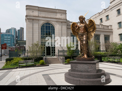 Das Exterieur des Schermerhorn Symphony Hall Nashville, TN und die Statue außerhalb. Stockfoto