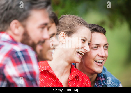 Nahaufnahme Schuss von vier Freunden, die lächelnd, Tirol Österreich