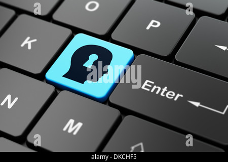 Sicherheitskonzept: Kopf mit Schlüsselloch auf Tastatur Hintergrund Stockfoto