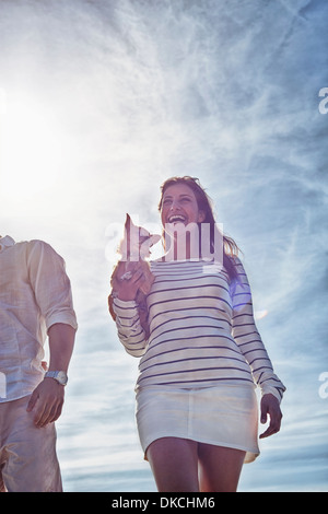 Junge Frau Holding Hund, niedrigen Winkel Ansicht Stockfoto