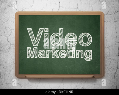 Finanzen-Konzept: Video Marketing auf Tafel Hintergrund Stockfoto