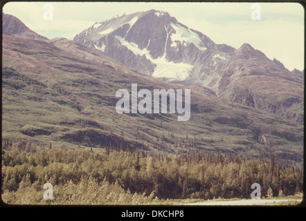 MOUNT DIMOND (HÖHE 6.775 FÜßE) DOMINIERT IN DIESEM ABSCHNITT DES TSINA RIVER VALLEY. HIER VERLÄUFT DIE PIPELINE VON... 555660 Stockfoto