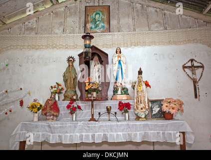 Alter einer katholischen Kirche in einem abgelegenen Dorf auf der Insel Luzon, Philippinen. Stockfoto