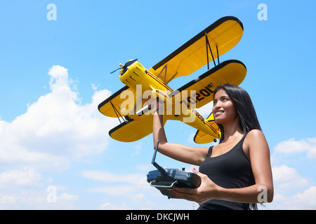 Frau, Vorbereitung auf Modellflugzeug starten Stockfoto