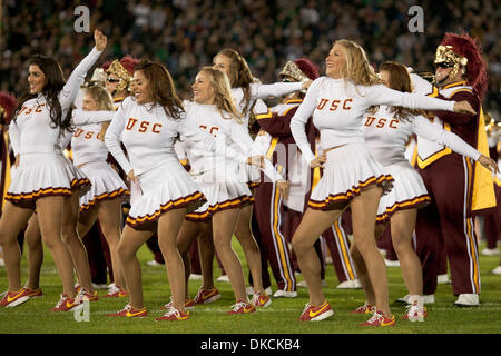 22. Oktober 2011 - South Bend, Indiana, USA - USC Lied Mädchen führen während der Halbzeit des NCAA Football-Spiel zwischen Notre Dame und USC.  Die USC Trojans besiegte die Notre Dame Fighting Irish 31-17 im Spiel im Stadion von Notre Dame in South Bend, Indiana. (Kredit-Bild: © John Mersits/Southcreek/ZUMAPRESS.com) Stockfoto