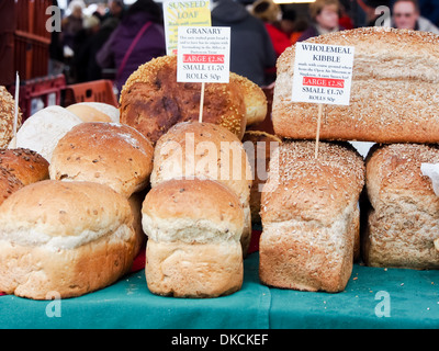 Verschiedene Arten von Brot für Verkauf auf einem Marktstand. Stockfoto