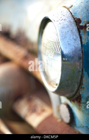 Seitenansicht des rostigen Autoscheinwerfer und Stoßstange Stockfoto