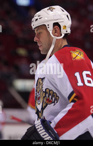 24. Oktober 2011 weiter - Montreal, Quebec, Kanada - Florida Panthers Marco Sturm (16) im Warm-up vor den Montréal Canadiens Spiel gegen die Florida Panthers im Centre Bell. (Kredit-Bild: © Phillippe Champoux/Southcreek/ZUMAPRESS.com) Stockfoto