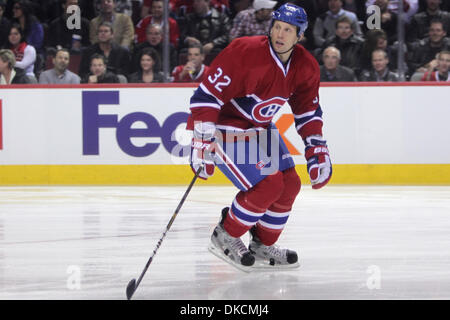 24. Oktober 2011 weiter - Montreal, Quebec, Kanada - Montreal Canadiens Travis Moen (32) im ersten Zeitraum Aktion bei den Montréal Canadiens Spiel gegen die Florida Panthers im Centre Bell. Nach einer Periode sind beide Teams 1 gebunden. (Kredit-Bild: © Phillippe Champoux/Southcreek/ZUMAPRESS.com) Stockfoto