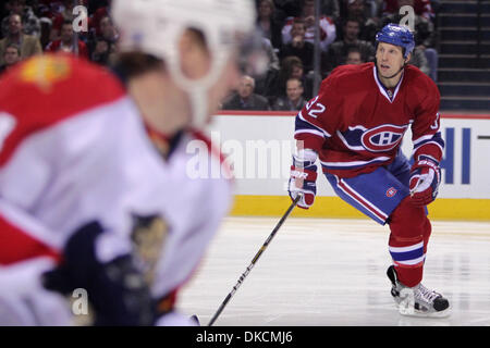24. Oktober 2011 weiter - Montreal, Quebec, Kanada - Montreal Canadiens Travis Moen (32) im ersten Zeitraum Aktion bei den Montréal Canadiens Spiel gegen die Florida Panthers im Centre Bell. Nach einer Periode sind beide Teams 1 gebunden. (Kredit-Bild: © Phillippe Champoux/Southcreek/ZUMAPRESS.com) Stockfoto