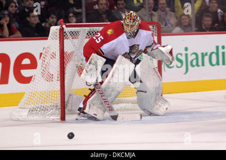 24. Oktober 2011 Uhren - Montreal, Quebec, Kanada - Florida Panthers Torwart Jacob Markström (25) den Puck im ersten Zeitraum Aktion bei den Montréal Canadiens Spiel gegen die Florida Panthers im Centre Bell vorbeiziehen. Nach einer Periode sind beide Teams 1 gebunden. (Kredit-Bild: © Phillippe Champoux/Southcreek/ZUMAPRESS.com) Stockfoto