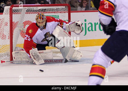 24. Oktober 2011 - Montreal, Quebec, Kanada - Florida Panthers Torwart JACOB MARKSTRÖM 25) blockt den Schuß ab im ersten Zeitraum Aktion bei den Montréal Canadiens Spiel gegen die Florida Panthers im Centre Bell. (Kredit-Bild: © Phillippe Champoux/Southcreek/ZUMAPRESS.com) Stockfoto