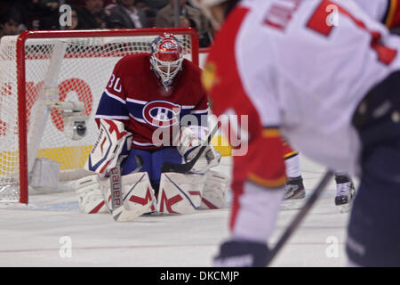 24. Oktober 2011 - Montreal, Quebec, Kanada - Montreal Canadiens Torhüter Peter Budaj (30) blockt den Schuß ab in die zweite Periode Aktion bei den Montréal Canadiens Spiel gegen die Florida Panthers im Centre Bell. Nach zwei Perioden sind beide Teams 1 gebunden. (Kredit-Bild: © Phillippe Champoux/Southcreek/ZUMAPRESS.com) Stockfoto