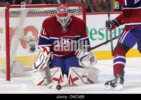 24. Oktober 2011 - Montreal, Quebec, Kanada - Montreal Canadiens Torhüter Peter Budaj (30) blockt den Schuß ab in die zweite Periode Aktion bei den Montréal Canadiens Spiel gegen die Florida Panthers im Centre Bell. Nach zwei Perioden sind beide Teams 1 gebunden. (Kredit-Bild: © Phillippe Champoux/Southcreek/ZUMAPRESS.com) Stockfoto