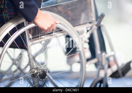 Frau Drehrad des Rollstuhls Stockfoto