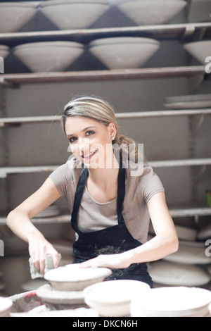 Potter arbeiten auf Teller Geschirr werkseitig Stockfoto