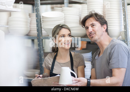 Töpfern im Chat am Geschirr-Fabrik Stockfoto