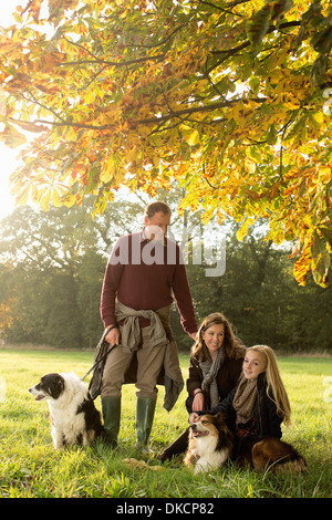 Porträt von Großeltern und Enkelin mit Hunden, Norfolk, Großbritannien Stockfoto