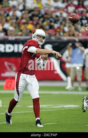 24. Oktober 2011 - Chandler, Arizona, USA - Arizona Cardinals Quarterback Kevin Kolb (4) entfesselt einen Pass in einem NFL-Spiel gegen die Pittsburgh Steelers im University of Phoenix Stadium in Chandler, AZ (Credit-Bild: © Gene Lower/Southcreek/ZUMAPRESS.com) Stockfoto