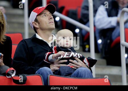 25. Oktober 2011 - Raleigh, North Carolina, USA - Hurricane-Fans genießen Tonights Spiel. Senatoren besiegen die Hurricanes 3-2 im RBC Center in Raleigh, North Carolina. (Kredit-Bild: © Anthony Barham/Southcreek/ZUMAPRESS.com) Stockfoto