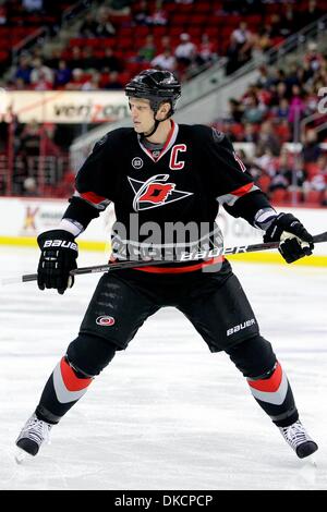 25. Oktober 2011 - Raleigh, North Carolina, USA - Carolina Hurricanes zentrieren Eric Staal (12) Schlittschuhe über das Eis. Senatoren besiegen die Hurricanes 3-2 im RBC Center in Raleigh, North Carolina. (Kredit-Bild: © Anthony Barham/Southcreek/ZUMAPRESS.com) Stockfoto