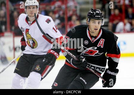 25. Oktober 2011 - Raleigh, North Carolina, USA - Carolina Hurricanes center Brandon Sutter (16) während Tonights Spiel. Senatoren besiegen die Hurricanes 3-2 im RBC Center in Raleigh, North Carolina. (Kredit-Bild: © Anthony Barham/Southcreek/ZUMAPRESS.com) Stockfoto