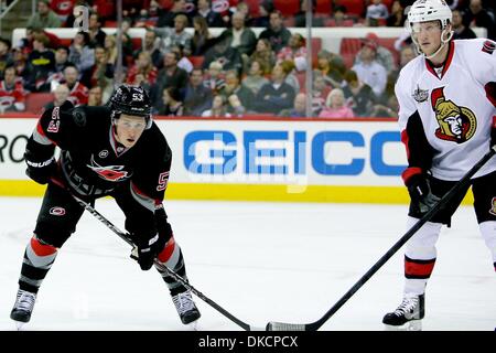 25. Oktober 2011 - Raleigh, North Carolina, USA - Carolina Hurricanes linken Flügel Jeff Skinner (53) Senatoren besiegte die Hurricanes 3-2 im RBC Center in Raleigh, North Carolina. (Kredit-Bild: © Anthony Barham/Southcreek/ZUMAPRESS.com) Stockfoto