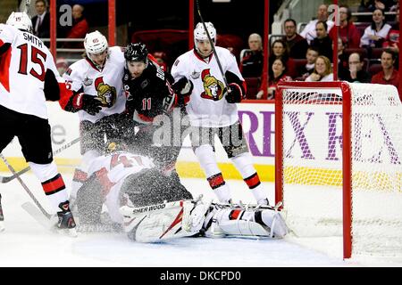 25. Oktober 2011 - blockiert Raleigh, North Carolina, USA - Ottawa Senators Torwart Craig Anderson (41) den Puck. Senatoren gegen die Hurricanes 3-2 im RBC Center in Raleigh, North Carolina. (Kredit-Bild: © Anthony Barham/Southcreek/ZUMAPRESS.com) Stockfoto