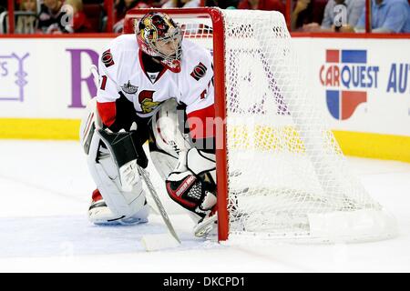 25. Oktober 2011 - späht Raleigh, North Carolina, USA - Ottawa Senators Torwart Craig Anderson (41) rund um die net, Senatoren Niederlage die Hurricanes 3-2 im RBC Center in Raleigh, North Carolina. (Kredit-Bild: © Anthony Barham/Southcreek/ZUMAPRESS.com) Stockfoto