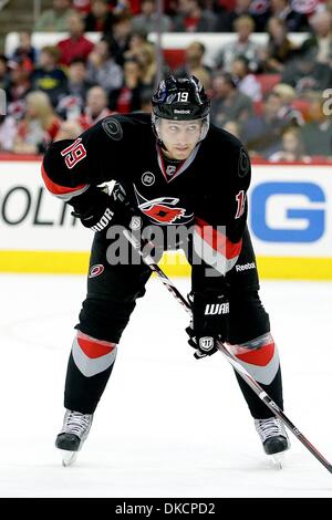 25. Oktober 2011 - Raleigh, North Carolina, USA - Carolina Hurricanes rechten Flügel Jiri Tlusty (19) Senatoren Niederlage die Hurricanes 3-2 im RBC Center in Raleigh, North Carolina. (Kredit-Bild: © Anthony Barham/Southcreek/ZUMAPRESS.com) Stockfoto