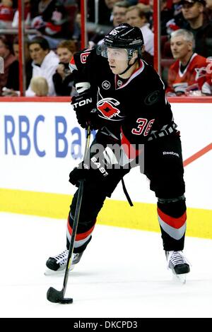 25. Oktober 2011 - Raleigh, North Carolina, USA - Carolina Hurricanes linken Flügel Jussi Jokinen (36) Senatoren Niederlage die Hurricanes 3-2 im RBC Center in Raleigh, North Carolina. (Kredit-Bild: © Anthony Barham/Southcreek/ZUMAPRESS.com) Stockfoto