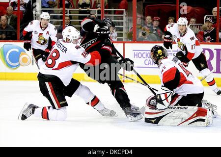 25. Oktober 2011 - Raleigh, North Carolina, USA - Ottawa Senators zentrieren Jesse Winchester (18) Senatoren Niederlage 3-2 im RBC Center in Raleigh North Carolina Hurricanes (Kredit-Bild: © Anthony Barham/Southcreek/ZUMAPRESS.com) Stockfoto