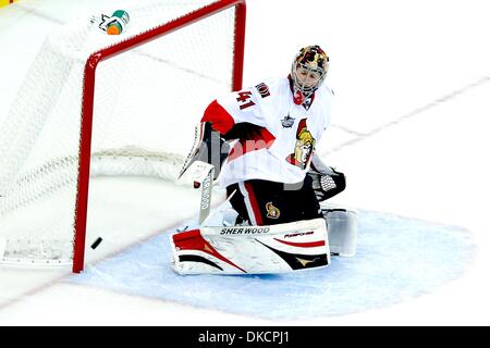 25. Oktober 2011 - lässt Raleigh, North Carolina, USA - Ottawa Senators Torwart Craig Anderson (41) den Puck auskommen. Senatoren besiegen die Hurricanes 3-2 im RBC Center in Raleigh, North Carolina. (Kredit-Bild: © Anthony Barham/Southcreek/ZUMAPRESS.com) Stockfoto