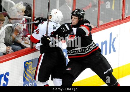 25. Oktober 2011 - Raleigh, North Carolina, USA - Carolina Hurricanes zentrieren Eric Staal (12) Senatoren Niederlage die Hurricanes 3-2 im RBC Center in Raleigh, North Carolina. (Kredit-Bild: © Anthony Barham/Southcreek/ZUMAPRESS.com) Stockfoto