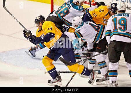 25. Oktober 2011 - Nashville, Tennessee, USA - Nashville Predators Zentrum Craig Smith (15) gelingt es, das Netz, die Nashville Predators einzige Tor finden.  San Jose Sharks besiegen den Nashville Predators 3-1 in der Bridgestone Arena in Nashville, TN (Credit-Bild: © Allan Wagner/Southcreek/ZUMAPRESS.com) Stockfoto