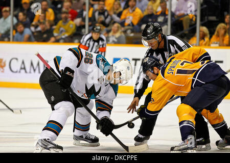 25. Oktober 2011 - Nashville, Tennessee, USA - Nashville Predators Center Nick Spaling (13) und San Jose Sharks Michal Handzus (26) antreten.  San Jose Sharks besiegen den Nashville Predators 3-1 in der Bridgestone Arena in Nashville, TN (Credit-Bild: © Allan Wagner/Southcreek/ZUMAPRESS.com) Stockfoto