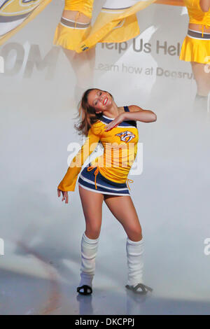 25. Oktober 2011 - Nashville, Tennessee, USA - führt eines der Raubtiere Ice Girls während den Auftakt.  San Jose Sharks besiegen den Nashville Predators 3-1 in der Bridgestone Arena in Nashville, TN (Credit-Bild: © Allan Wagner/Southcreek/ZUMAPRESS.com) Stockfoto