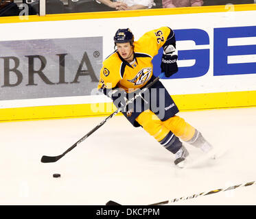 25. Oktober 2011 - Nashville, Tennessee, USA - Nashville Predators zentrieren Jerred Smithson (25) Schlittschuhe mit dem Puck in der ersten Periode.  San Jose Sharks besiegen den Nashville Predators 3-1 in der Bridgestone Arena in Nashville, TN (Credit-Bild: © Allan Wagner/Southcreek/ZUMAPRESS.com) Stockfoto