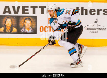 25. Oktober 2011 - steuert Nashville, Tennessee, USA - San Jose Sharks Zentrum Benn Ferriero (78) den Puck.  San Jose Sharks besiegen den Nashville Predators 3-1 in der Bridgestone Arena in Nashville, TN (Credit-Bild: © Allan Wagner/Southcreek/ZUMAPRESS.com) Stockfoto