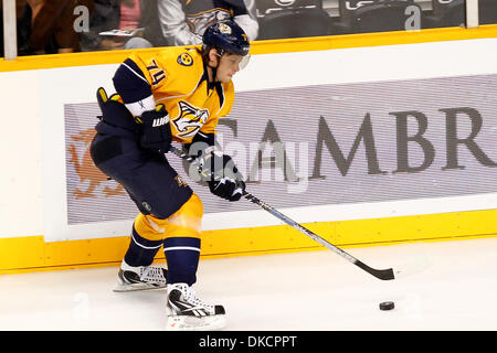 25. Oktober 2011 - steuert Nashville, Tennessee, USA - Nashville Predators linken Flügel Sergei Kostitsyn (74) den Puck.  San Jose Sharks besiegen den Nashville Predators 3-1 in der Bridgestone Arena in Nashville, TN (Credit-Bild: © Allan Wagner/Southcreek/ZUMAPRESS.com) Stockfoto