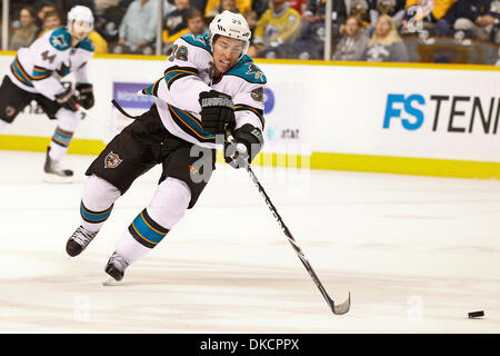 25. Oktober 2011 - Nashville, Tennessee, USA - San Jose Sharks-Zentrum Logan Couture (39) Schlittschuhe mit Puck in der 2. Periode.  San Jose Sharks besiegen den Nashville Predators 3-1 in der Bridgestone Arena in Nashville, TN (Credit-Bild: © Allan Wagner/Southcreek/ZUMAPRESS.com) Stockfoto