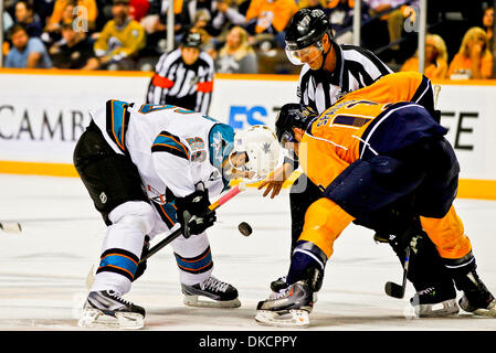 25. Oktober 2011 - Nashville, Tennessee, USA - San Jose Sharks Center Michal Handzus (26) und Nashville Predators Nick Spaling (13) antreten.  San Jose Sharks besiegen den Nashville Predators 3-1 in der Bridgestone Arena in Nashville, TN (Credit-Bild: © Allan Wagner/Southcreek/ZUMAPRESS.com) Stockfoto