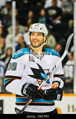 25. Oktober 2011 - Nashville, Tennessee, USA - San Jose Sharks Verteidiger Brent Burns (88) lächelt während einer Pause in der Aktion.  San Jose Sharks besiegen den Nashville Predators 3-1 in der Bridgestone Arena in Nashville, TN (Credit-Bild: © Allan Wagner/Southcreek/ZUMAPRESS.com) Stockfoto