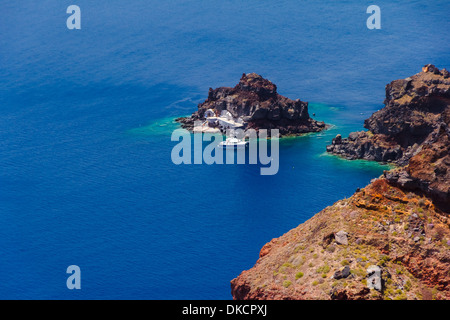 Kleine Kapelle oder Kirche auf einer kleinen Insel im Meer in der Nähe von Oia, Santorini Griechenland Stockfoto